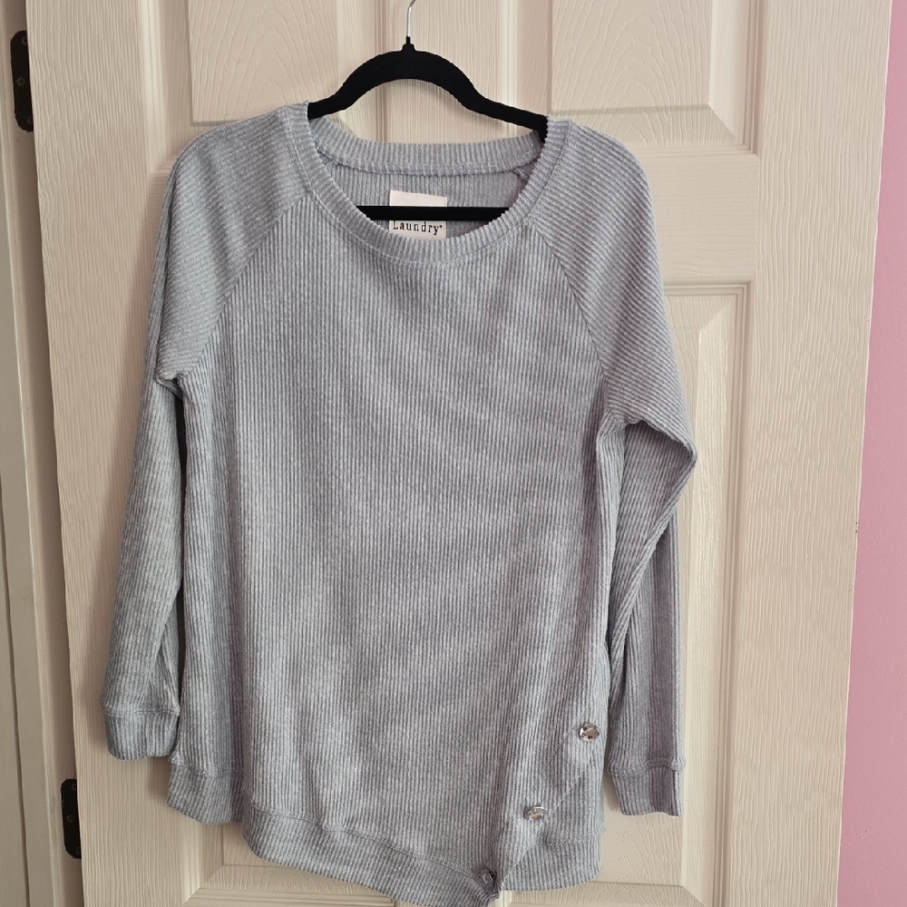 New York Laundry Light Gray Ribbed Crewneck Sweater with Hem‎ Buttons